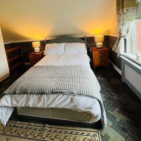 Pinebrook Bnb - 1f Budget With Shared Bath - 2 Types Отель типа 